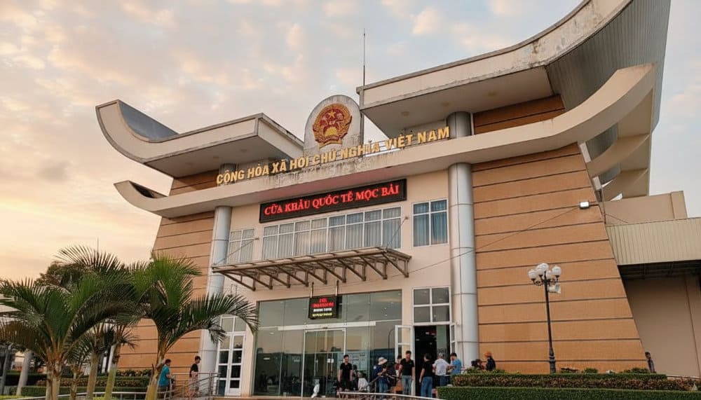 Bạn vào tòa nhà này làm thủ tục xuất cảnh